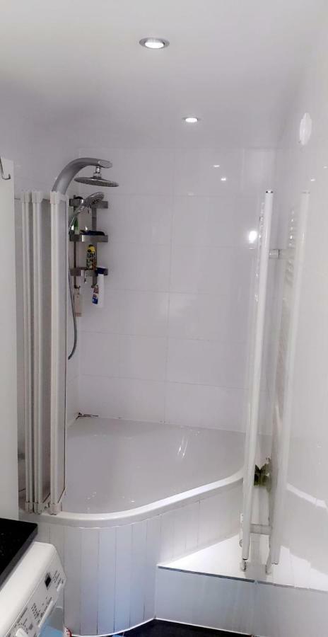 Sehr Schoene Drei Zimmer Deluex Wohnung In ซินเดลฟิงเงน ภายนอก รูปภาพ